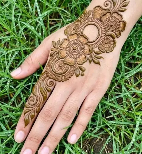 arabic minimal bel back hand mehndi design