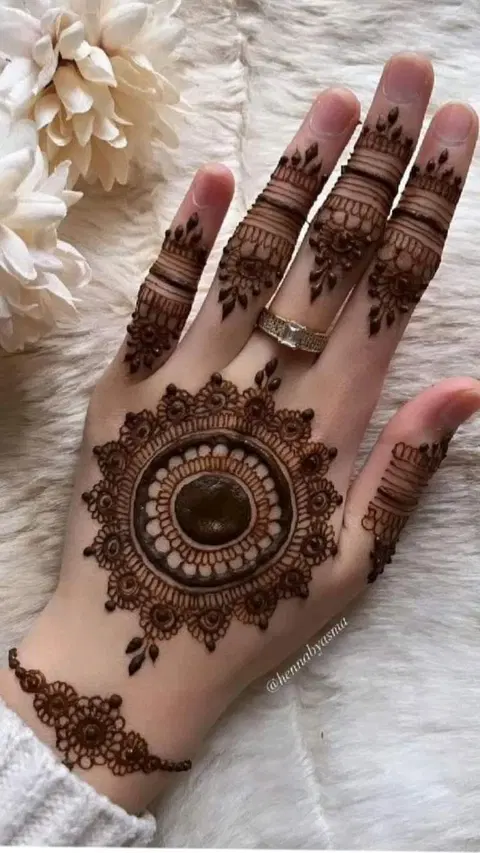 aesthetic pakistani circle back hand mehndi design