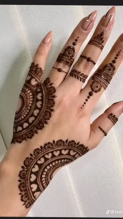 simple stylish bel back hand mehndi design