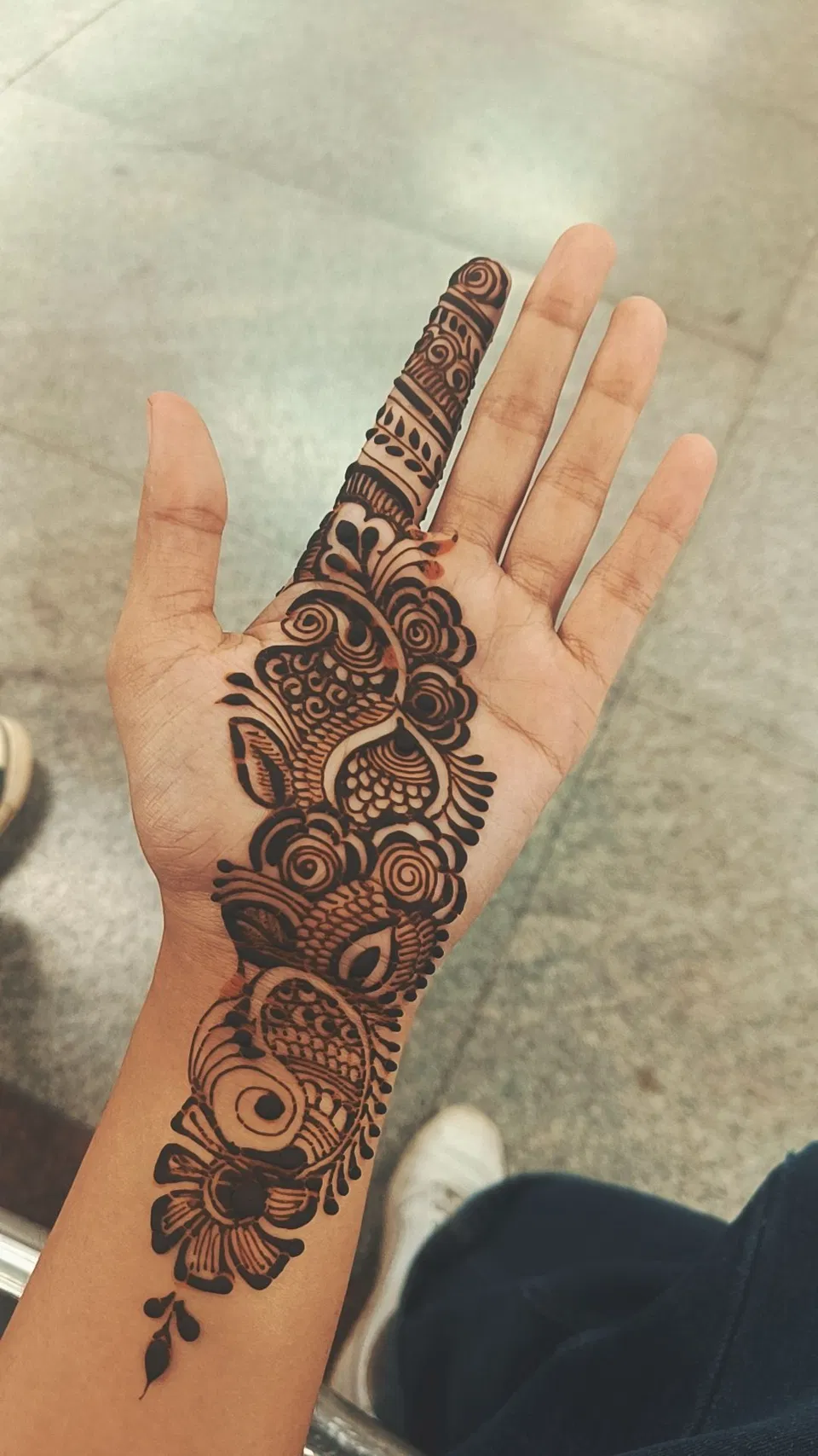 Aesthetic Bridal Finger Mehndi Design with Bel (3)