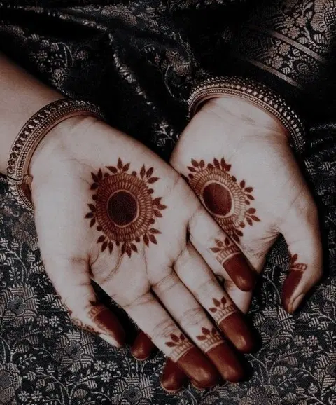 aesthetic pakistani circle front hand mehndi design