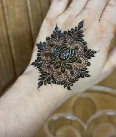 pakistani simple circle back hand mehndi design