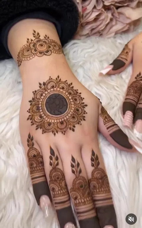 aesthetic pakistani circle back hand mehndi design