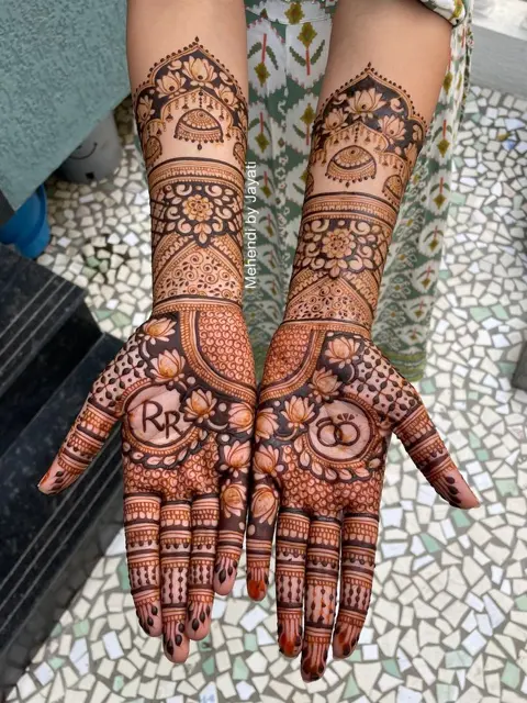 bridal stylish figure front hand mehndi design
