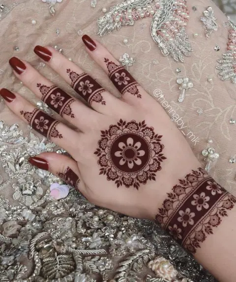 aesthetic minimal circle back hand mehndi design