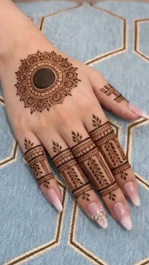 aesthetic pakistani circle back hand mehndi design