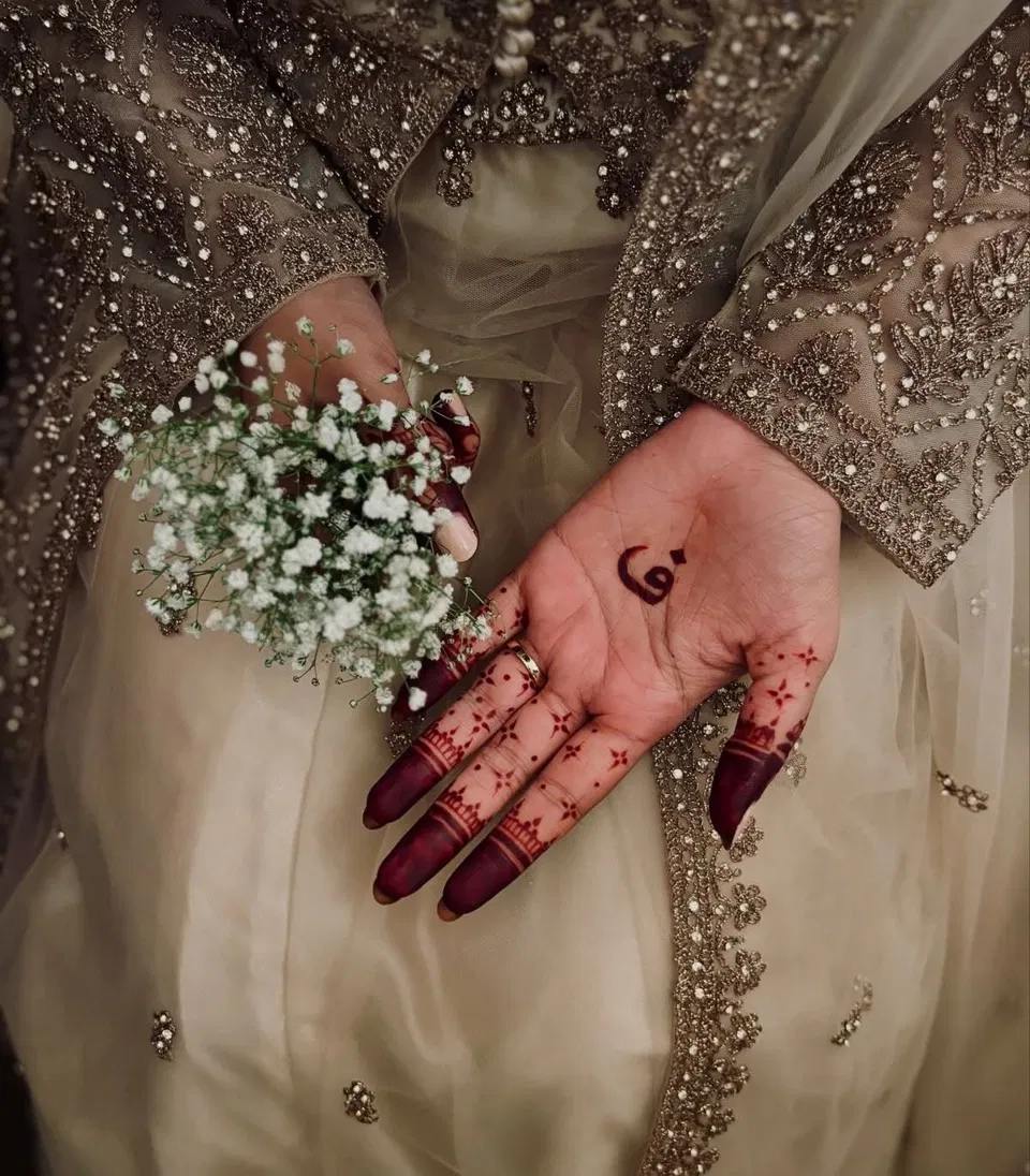 Minimal Pakistani Finger Mehndi Design with Gol Tikki and Flowers