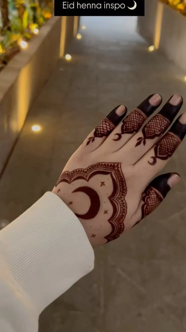 Aesthetic Simple Back Hand Mehndi Design with Moon for Eid (4)