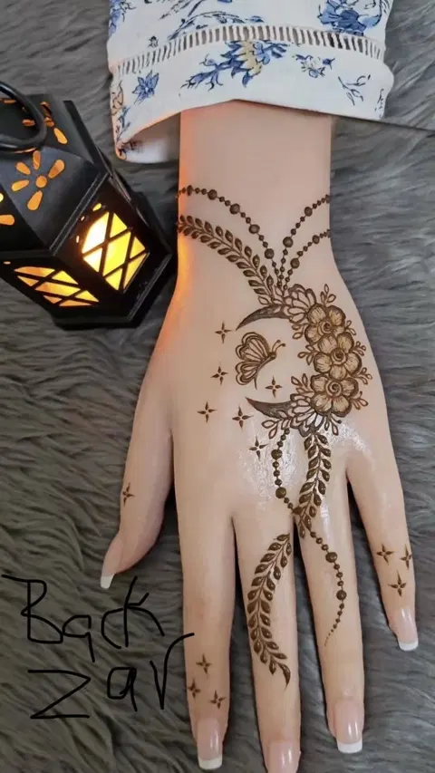aesthetic arabic moon front hand mehndi design