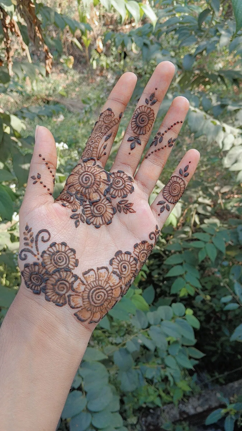 Arabic Simple Front Hand Mehndi Design with Gol Tikki for Eid (2)
