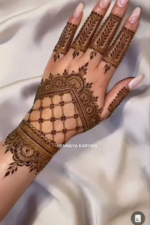 aesthetic arabic back hand mehndi design