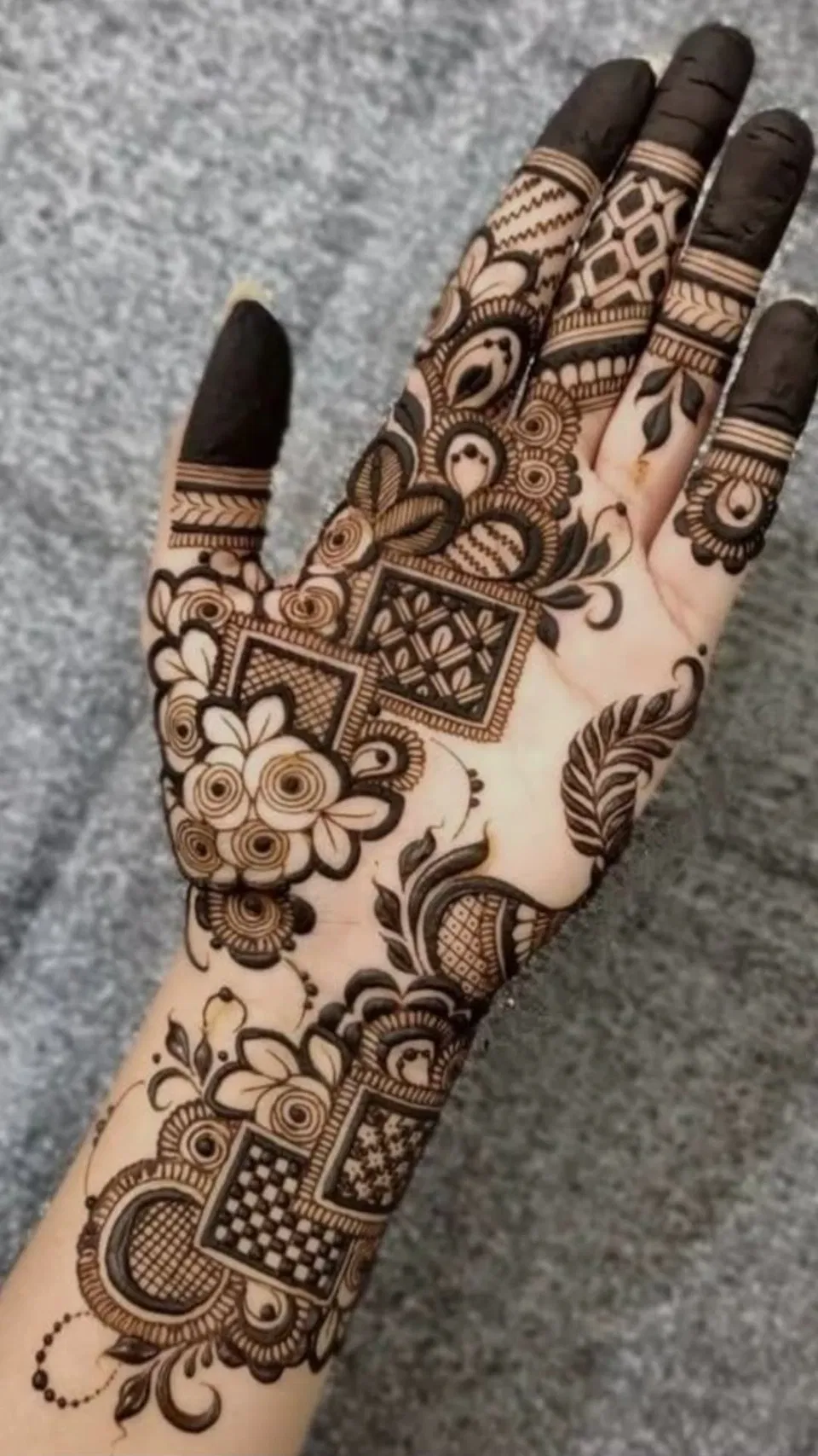 Aesthetic Arabic Finger Mehndi Design with Flowers for Diwali