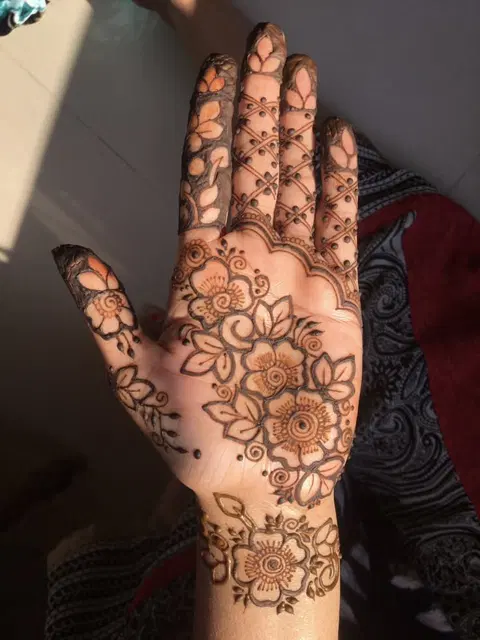 aesthetic minimal flower front hand mehndi design