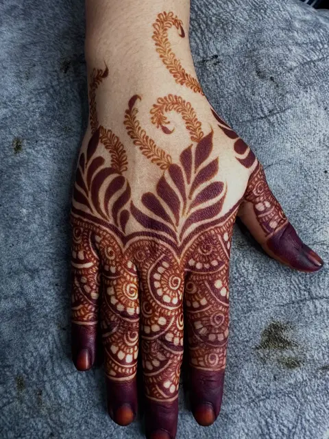 aesthetic arabic back hand mehndi design