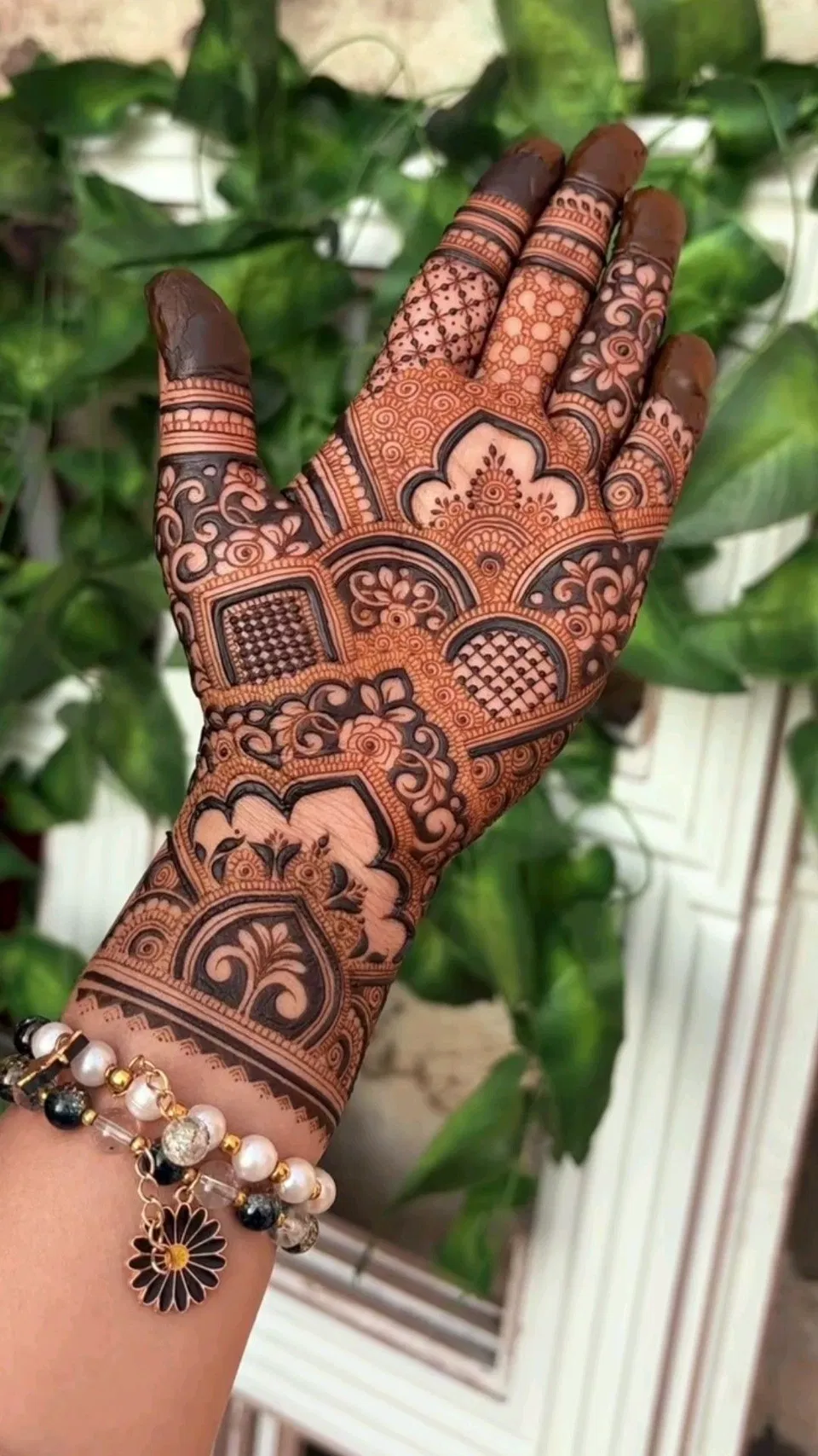 Aesthetic Bridal Front Hand Mehndi Design with Gol Tikki, Figures and Flowers (3)