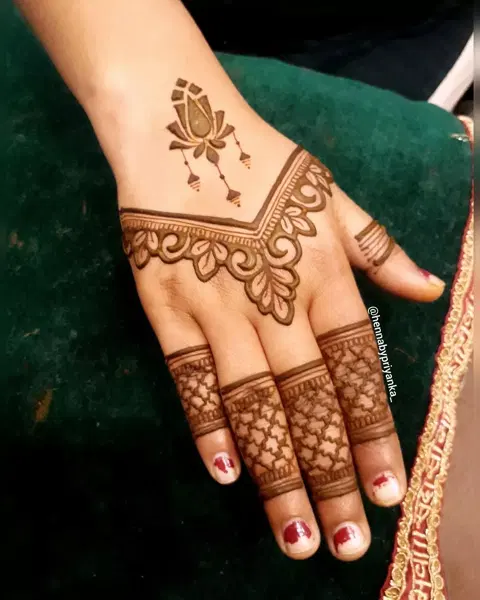 simple circle back hand mehndi design
