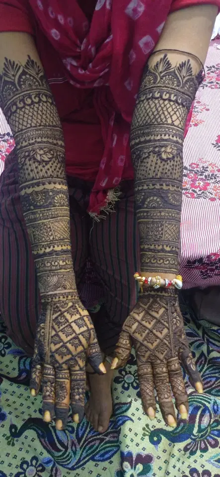 bridal indian figure back hand mehndi design