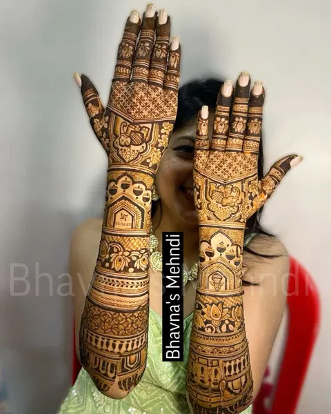 bridal stylish figure back hand mehndi design