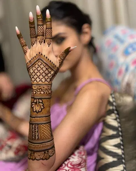 bridal stylish figure back hand mehndi design