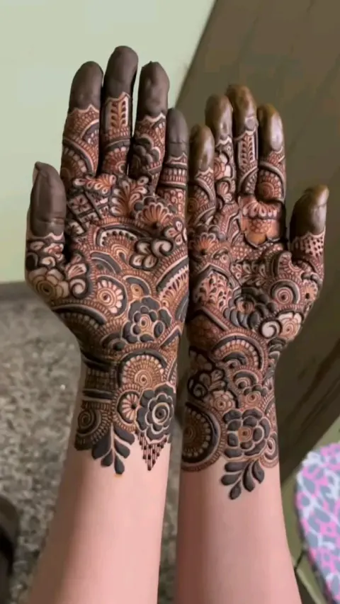 aesthetic bridal circle finger mehndi design