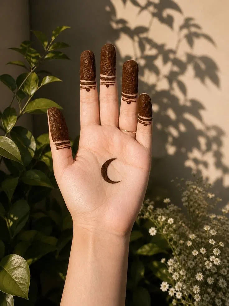 Aesthetic Simple Finger Mehndi Design with Jaal and Moon for Engagement (5)