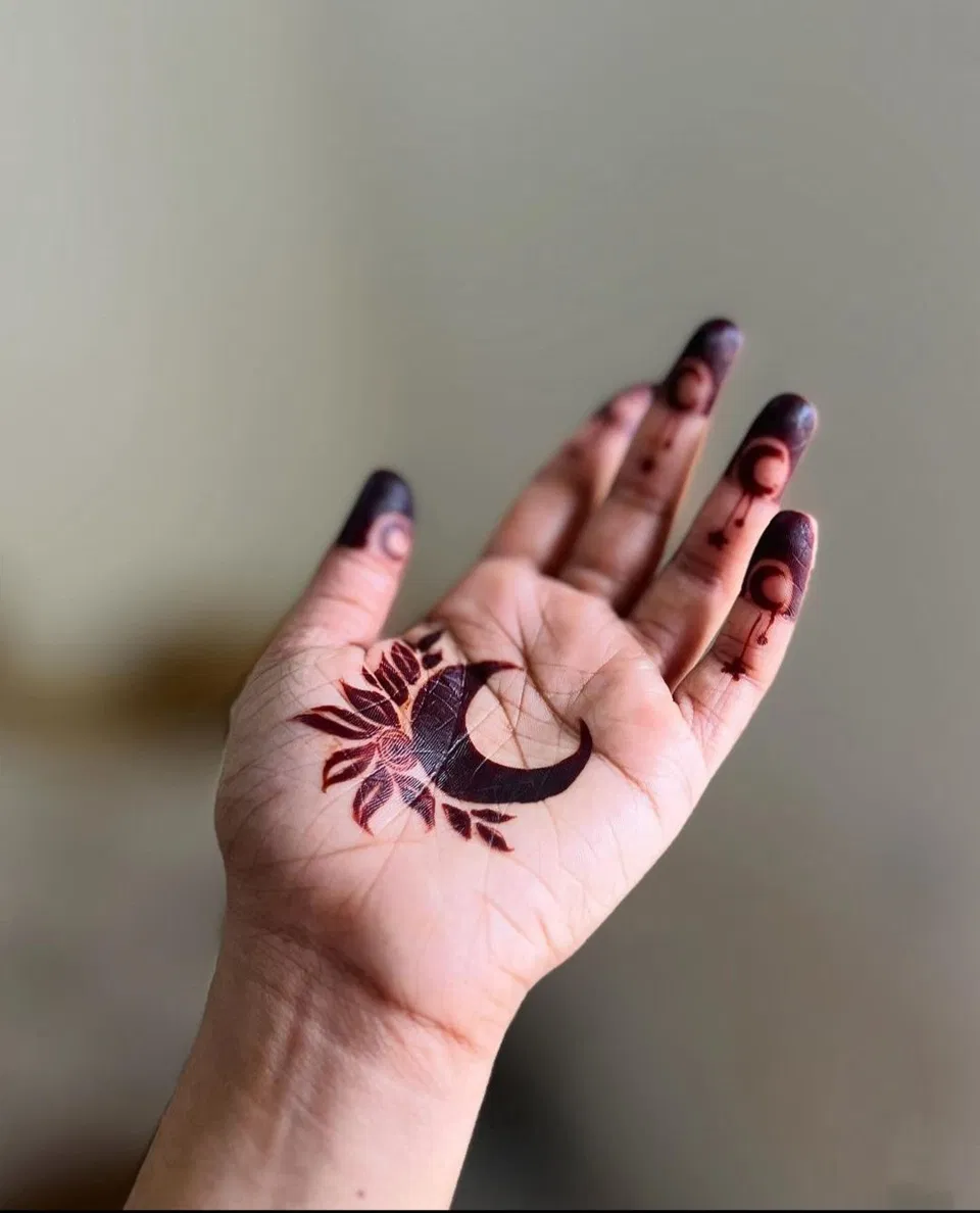 Aesthetic Minimal Front Hand Mehndi Design with Moon for Eid (3)