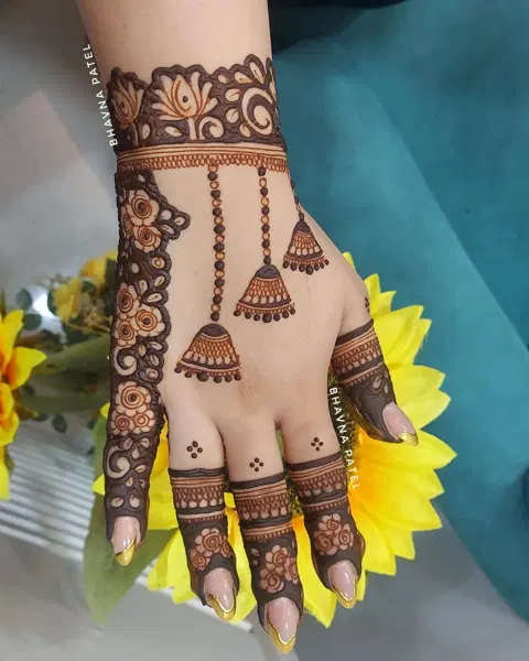 aesthetic bridal circle back hand mehndi design