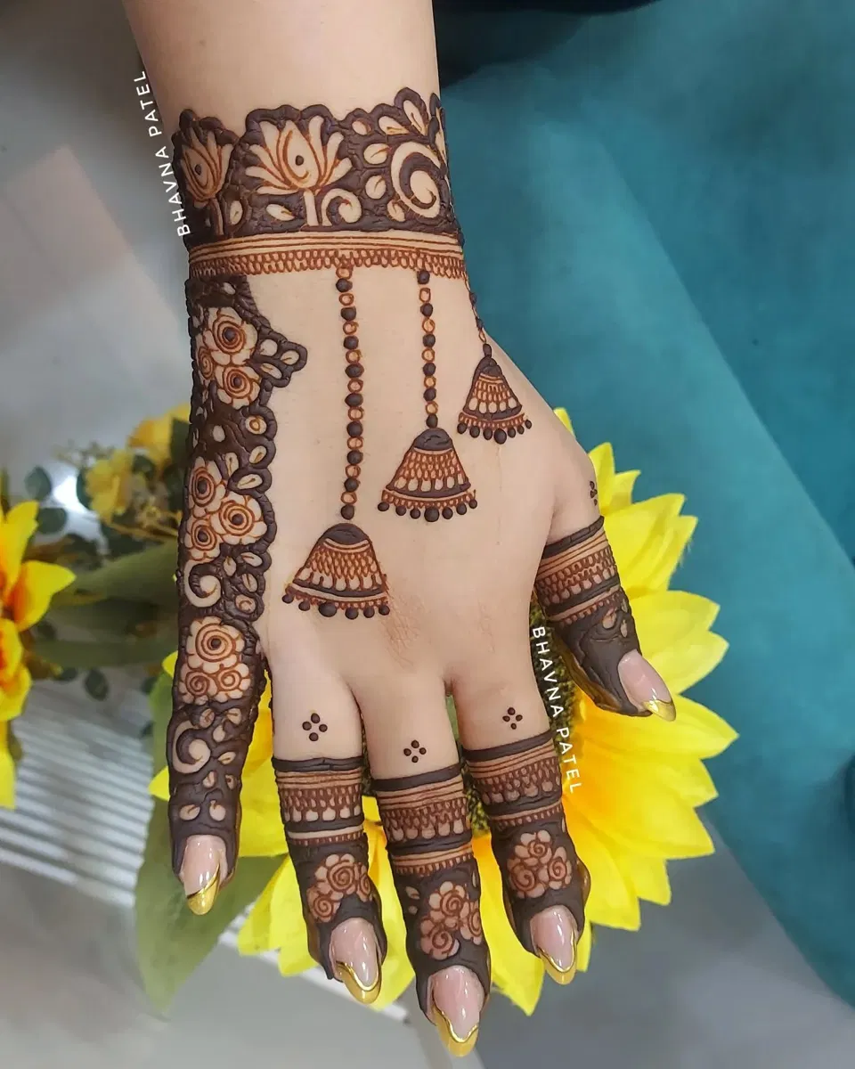 Aesthetic Bridal Back Hand Mehndi Design with Gol Tikki and Flowers (7)