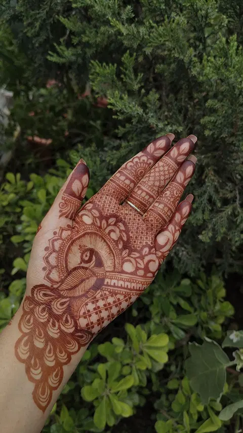 aesthetic indian circle back hand mehndi design