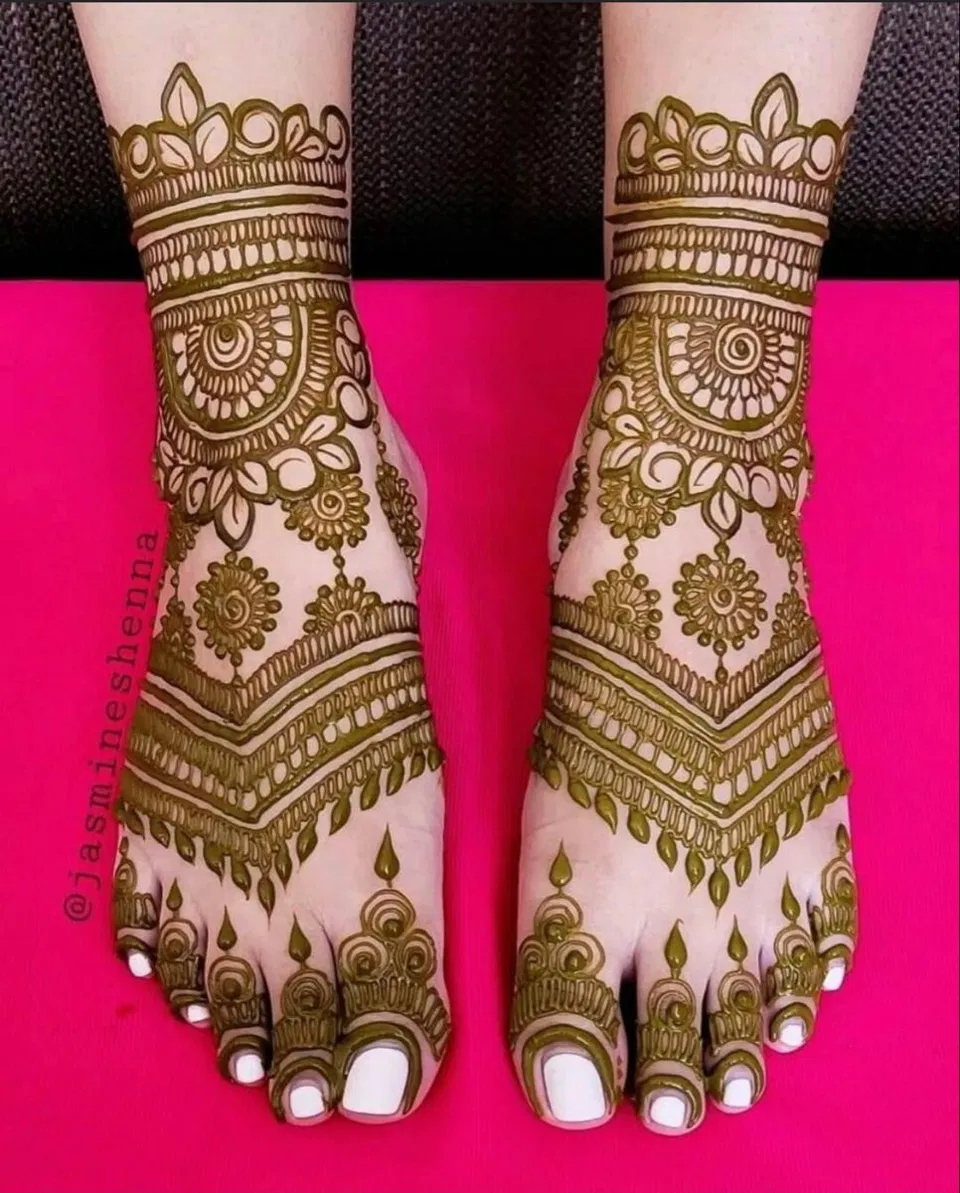 Bridal Stylish Back Hand Mehndi Design with Figures (16)