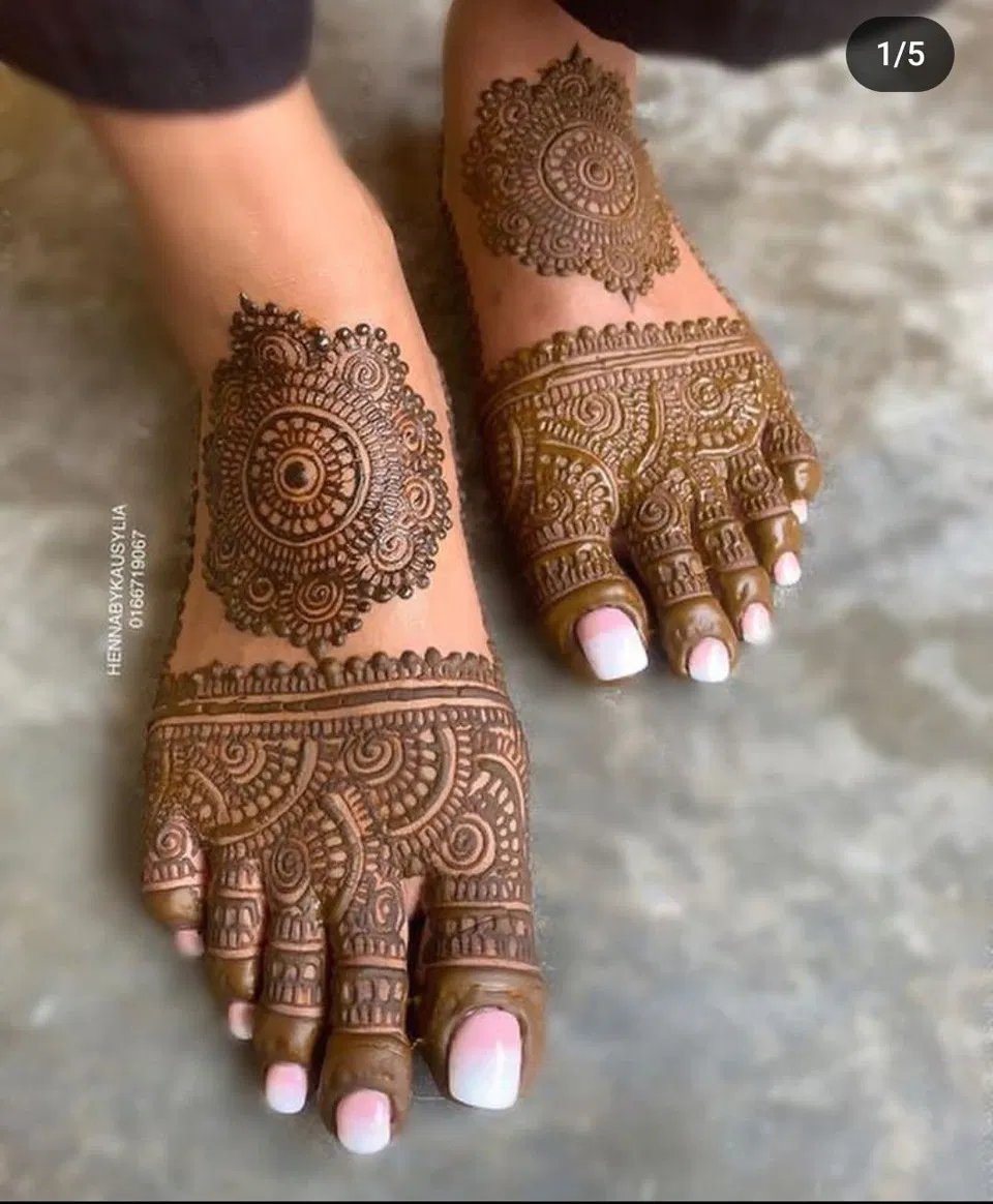 Bridal Simple Back Hand Mehndi Design with Gol Tikki (4)