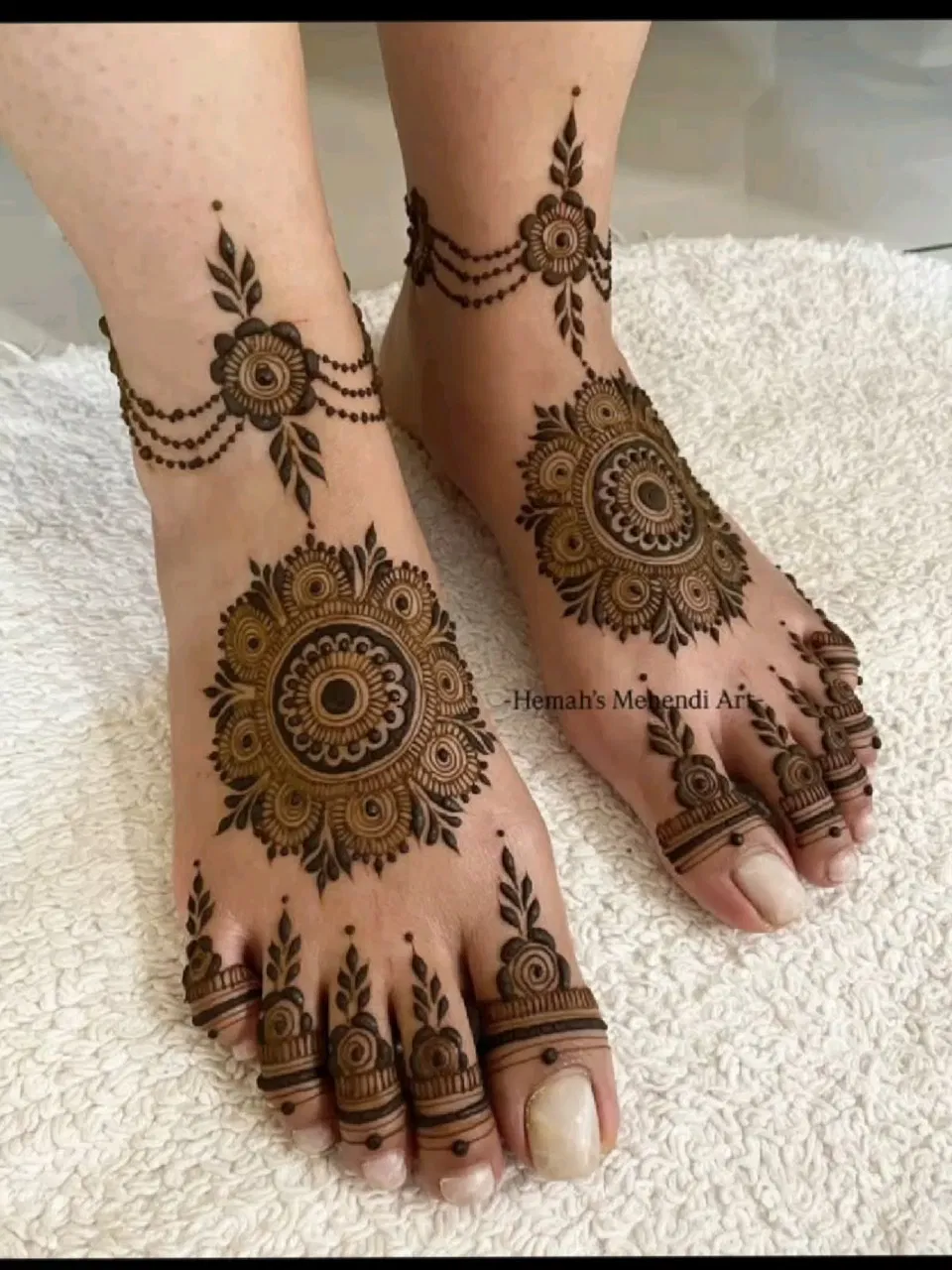 Bridal Pakistani Foot Mehndi Design with Gol Tikki and Figures (3)