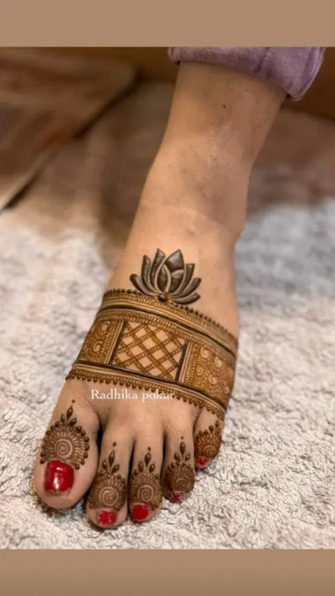 bridal simple lotus foot mehndi design