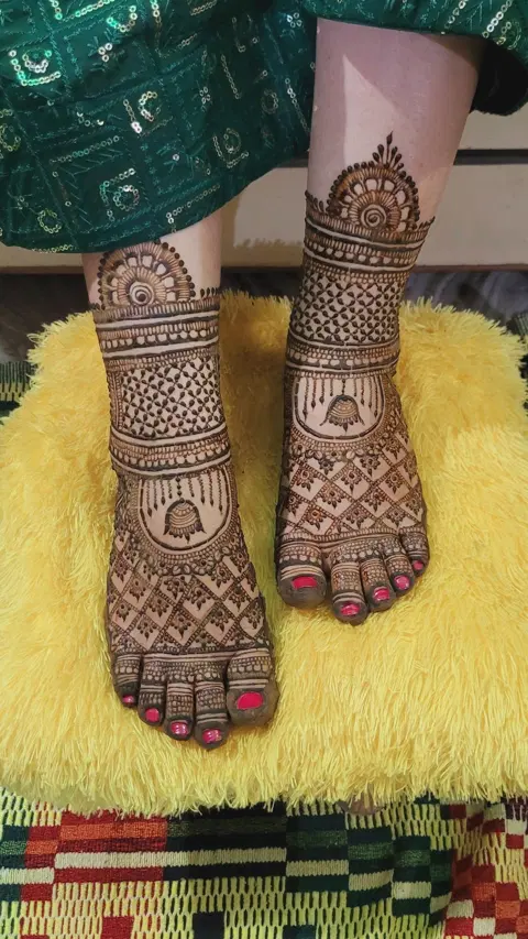 bridal figure foot mehndi design