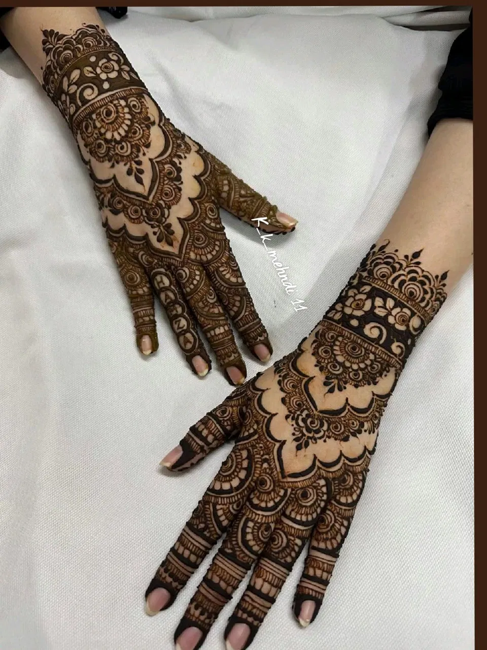Arabic Bridal Back Hand Mehndi Design (24)