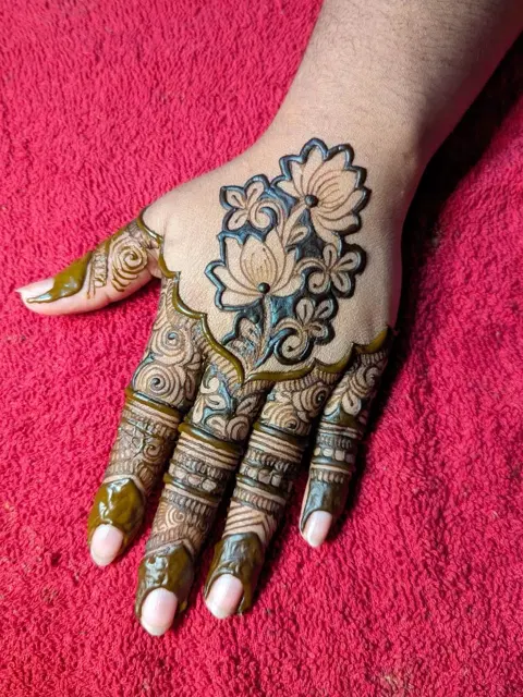 aesthetic arabic figure back hand mehndi design