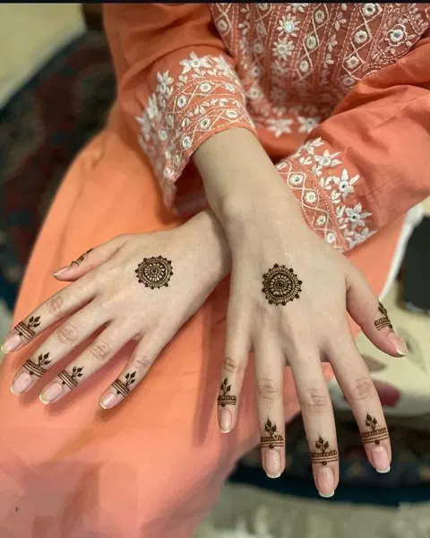 aesthetic minimal circle back hand mehndi design