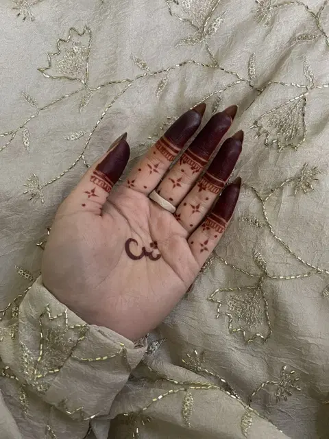 aesthetic arabic name finger mehndi design