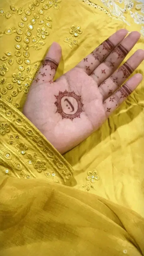 simple stylish circle front hand mehndi design