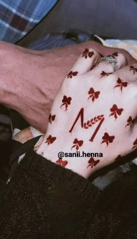 minimal simple flower front hand mehndi design