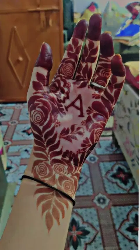 aesthetic arabic flower finger mehndi design