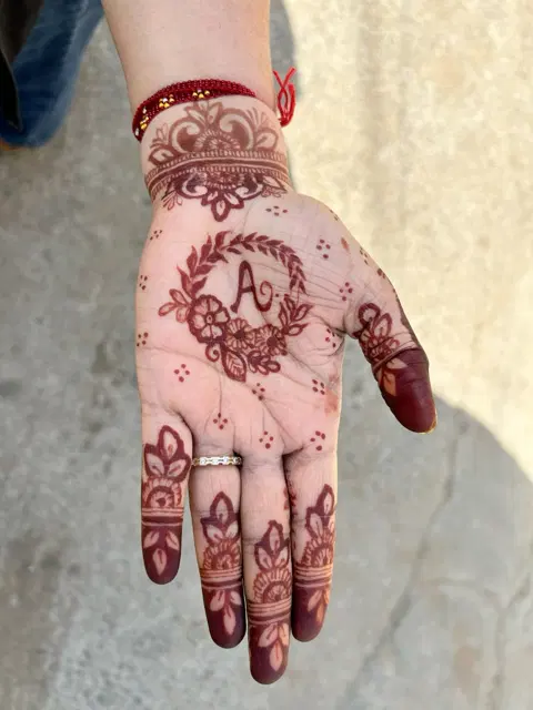 aesthetic simple circle back hand mehndi design