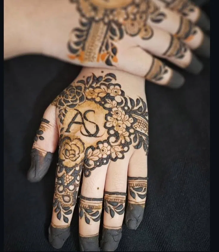 Arabic Simple Finger Mehndi Design with Gol Tikki and Hidden Name for Engagement