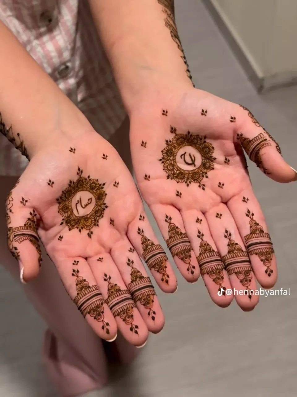 Aesthetic Arabic Finger Mehndi Design with Gol Tikki, Jaal and Moon for Eid (2)