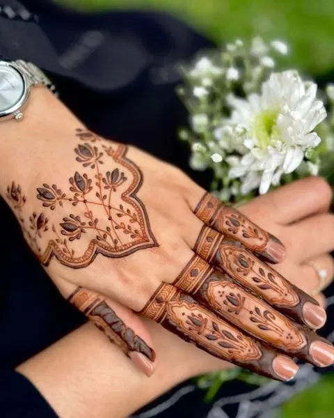 aesthetic minimal circle back hand mehndi design