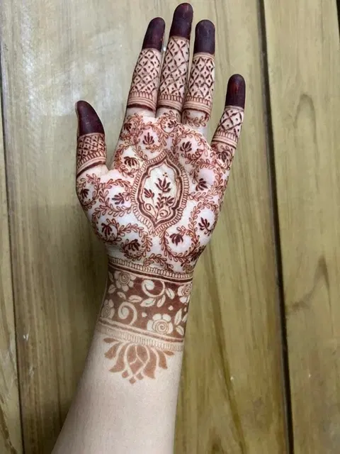 aesthetic bridal finger mehndi design