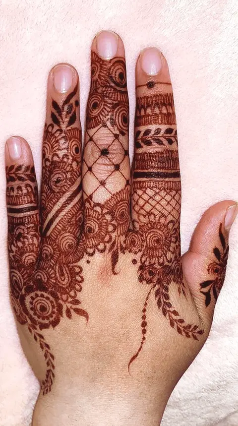 aesthetic royal finger mehndi design