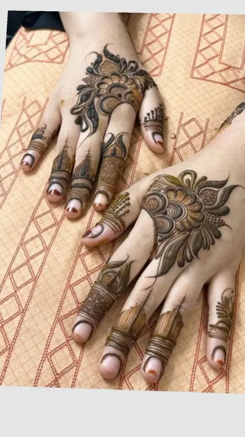 aesthetic dubai finger mehndi design