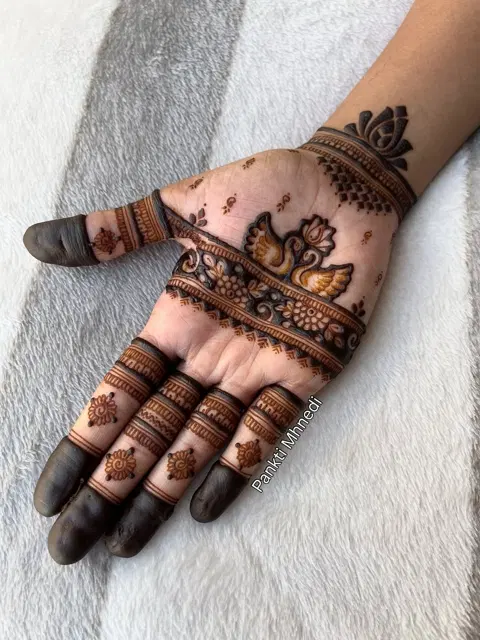 aesthetic royal circle finger mehndi design
