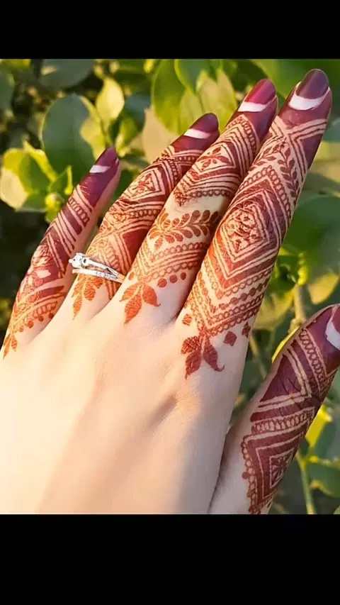 aesthetic royal circle finger mehndi design